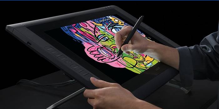 Omul se desenează pe o tabletă