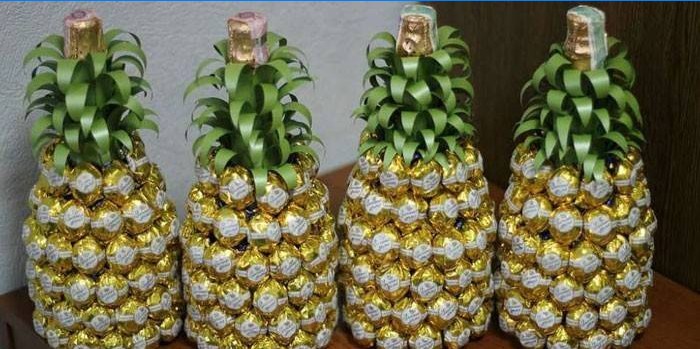Ananas format din dulciuri și șampanie