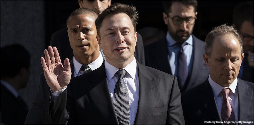 Elon Musk își învârte mâna