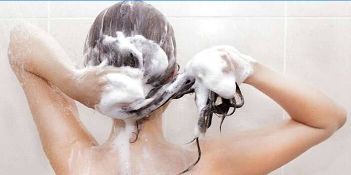 Femeia spală părul