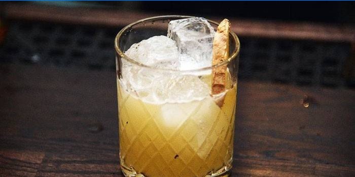 Cocktail într-un pahar cu gheață