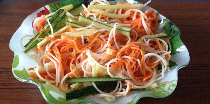 Salate de morcovi coreeni, castraveți proaspeți și ciuperci