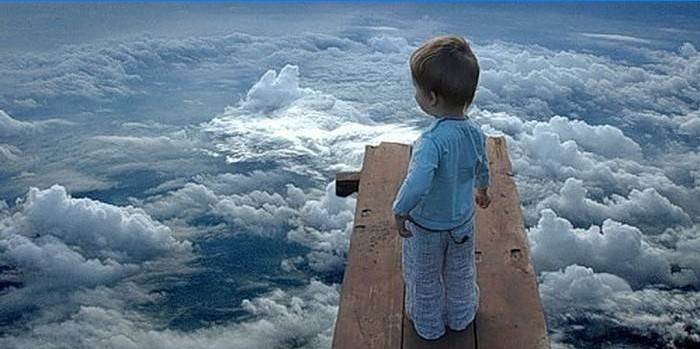 Copil deasupra norilor