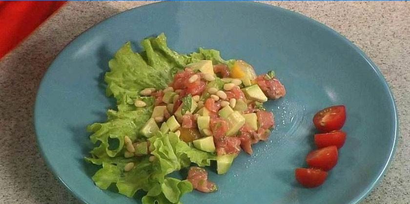 Salată de avocado și păstrăv