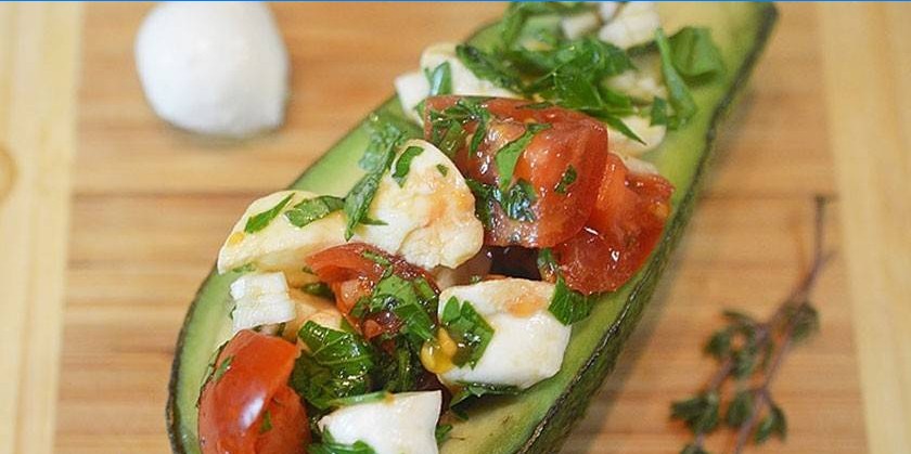 Salată de avocado și pui