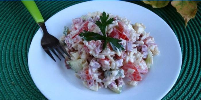 Salată de roșii cu orez și mezeluri afumate