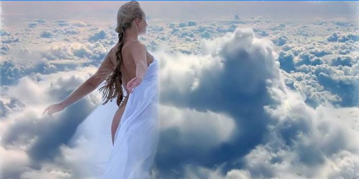 Fată în nori