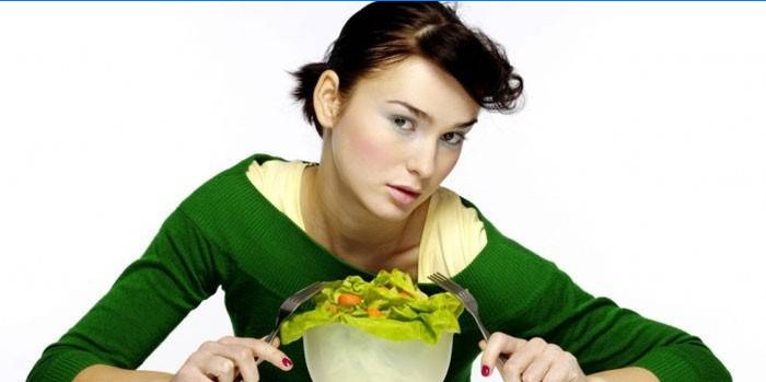 Fată cu o farfurie cu salată