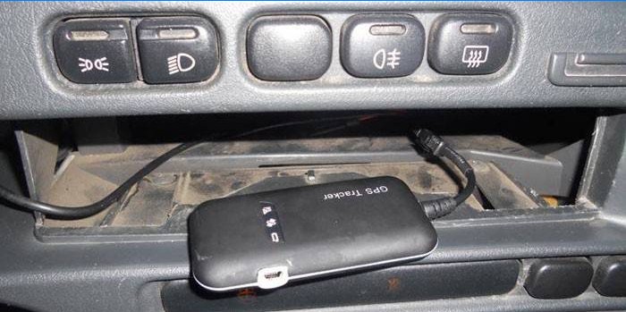Instalat GPS tracker în mașină
