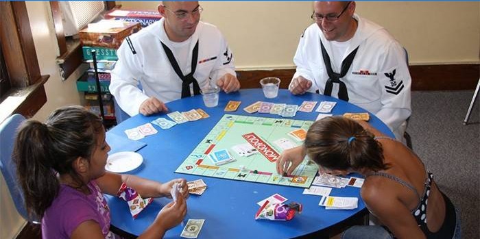 Oamenii joacă Monopoly