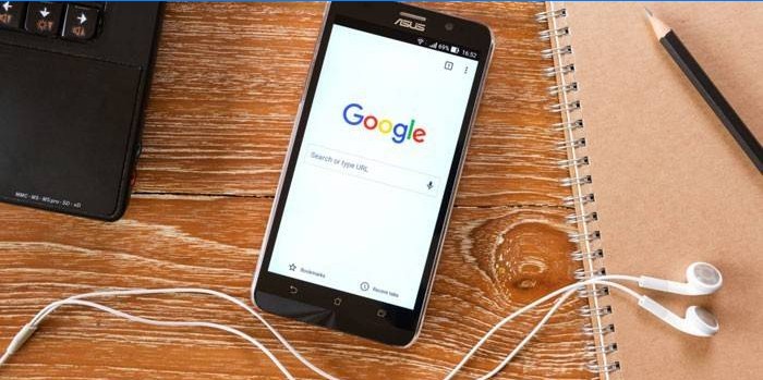 Smartphone Asus cu browser Google