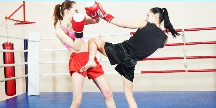 Spingere de kickboxing feminin