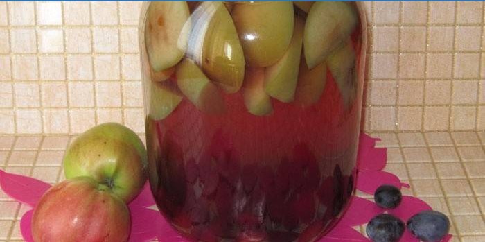 Borcan cu compot de mere și prune