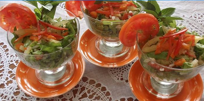 Salată de legume servite