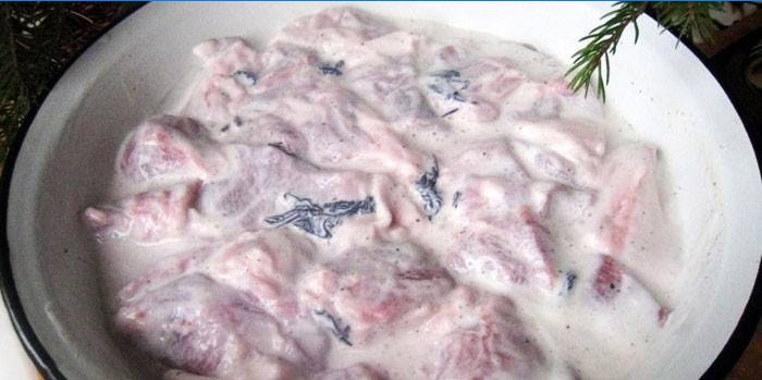 Carne de porc feliată în marinadă de kefir