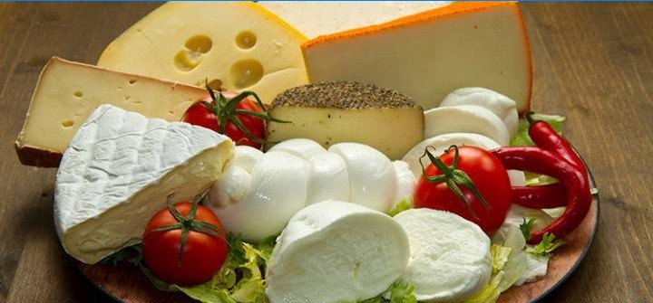 Diferite soiuri de brânză și legume pe o farfurie