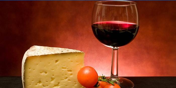 Brânză și un pahar de vin roșu