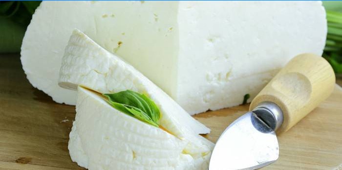 Brânză și cuțit Adyghe
