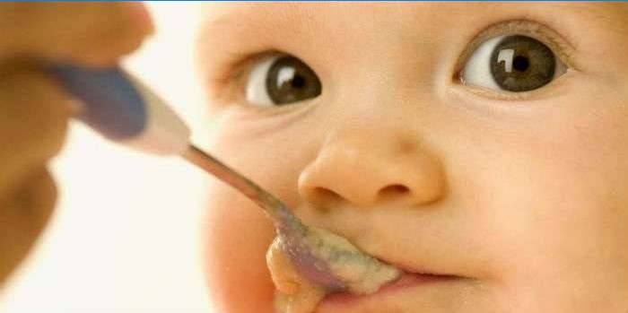 Hrănirea unui bebeluș cu o lingură