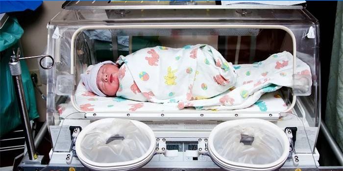 Nou-născut într-un incubator