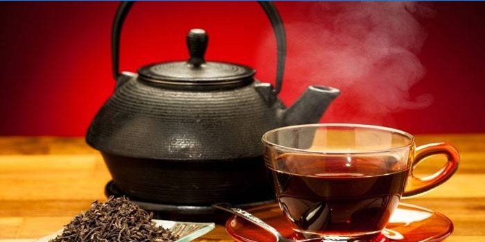 Ceai negru într-o ceainică și ceașcă