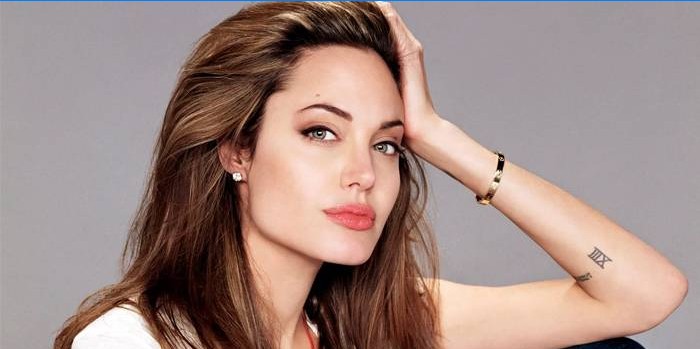 Alunița Angelinei Jolie pe frunte