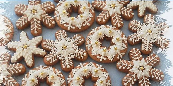 Biscuiți de turtă decorată cu glazură albă