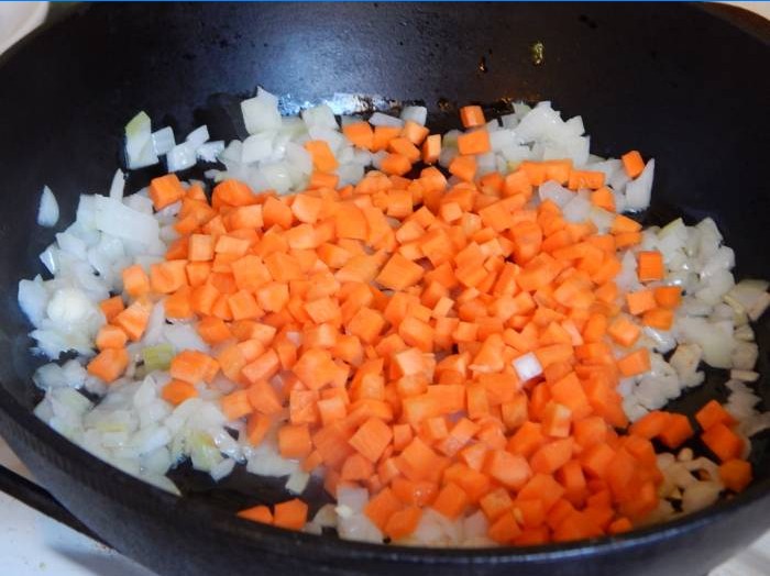 Ceapa și morcovii într-o tigaie
