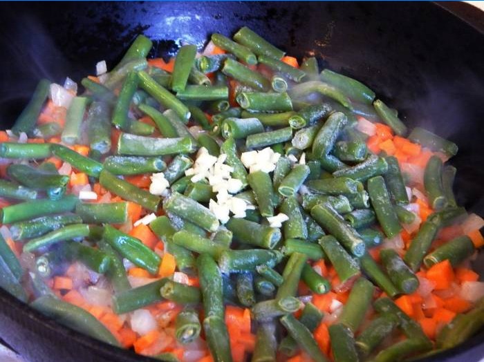 Adăugarea de fasole și usturoi la morcovi și ceapă