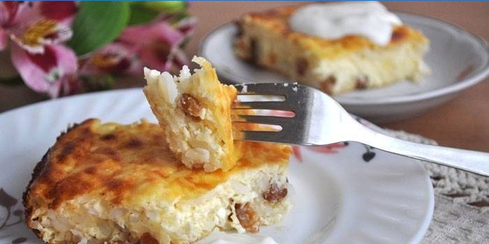 Felie de brânză de căsuță dulce și caserolă de orez cu stafide