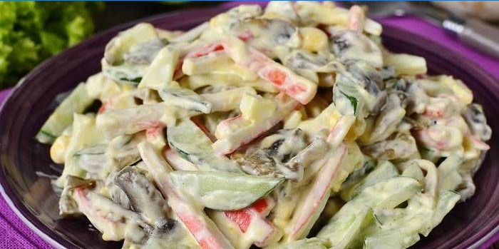 Salată cu bețișoare de crab și champignons