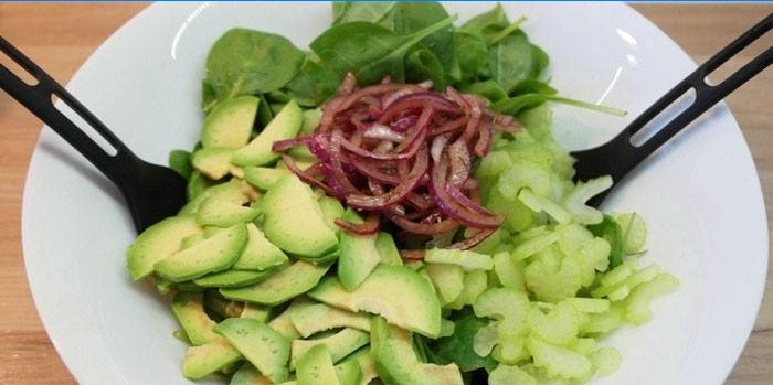 Salată cu avocado și ceapă murată