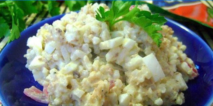 O farfurie cu salată de orez cu pește conserve