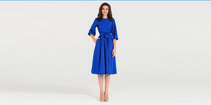 Fată într-o rochie casual albastră cu mânecă