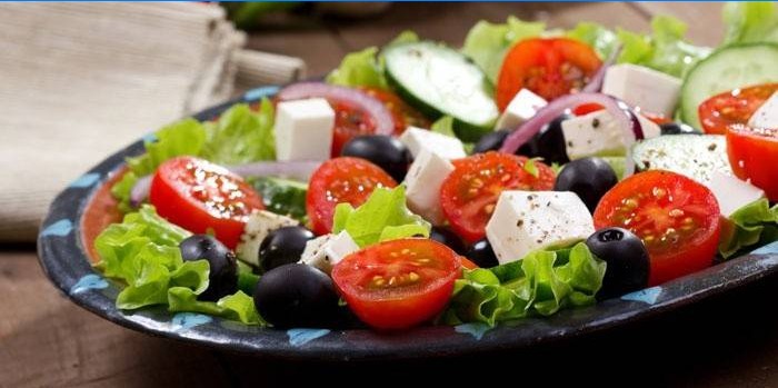 Salată grecească clasică pe o farfurie