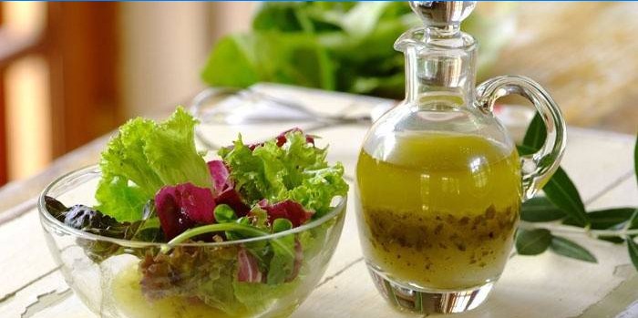 Salata frunze într-un bol și gata pregătită pentru pansament