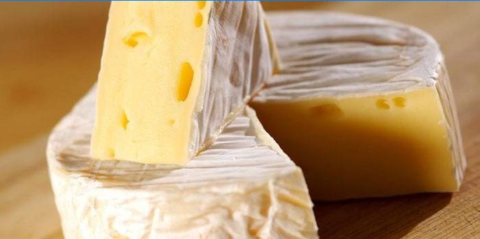 Brânză Camembert gata pregătită într-o tăietură
