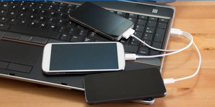 Smartphone-urile se încarcă de la un laptop USB