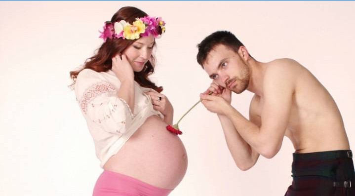Tipul ascultă burtica unei fetițe însărcinate