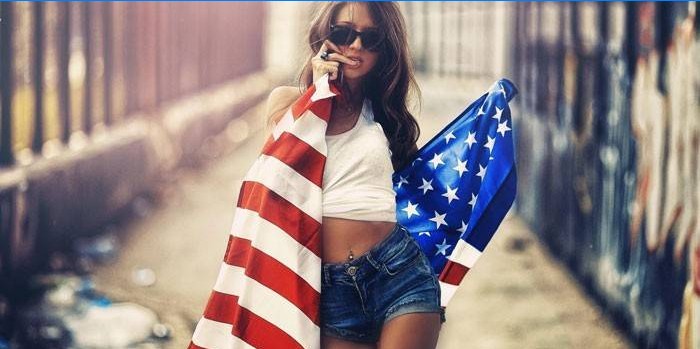 Fată cu steag american