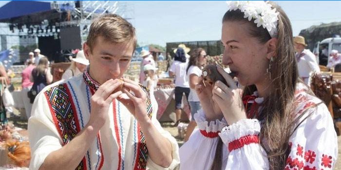 Un tip și o fată în costume naționale din Belarus