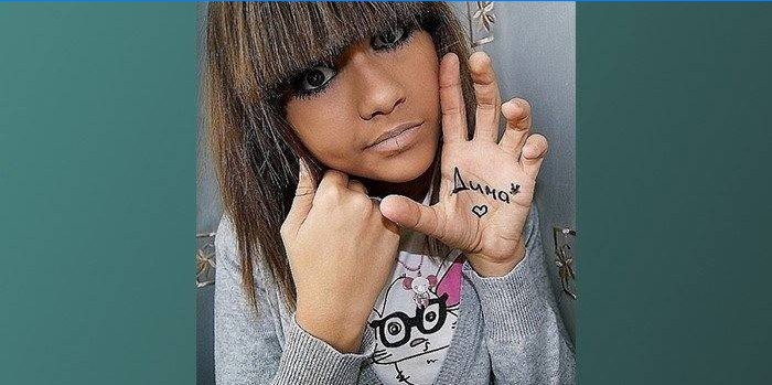 Fotografia unei fete cu un semnal pe mână