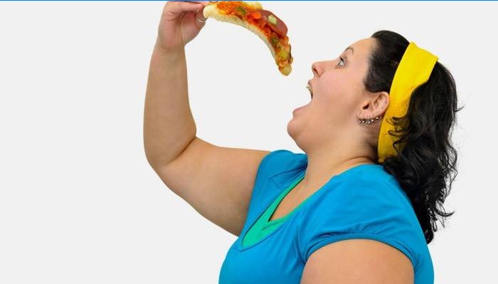 Fată grasă mâncând pizza