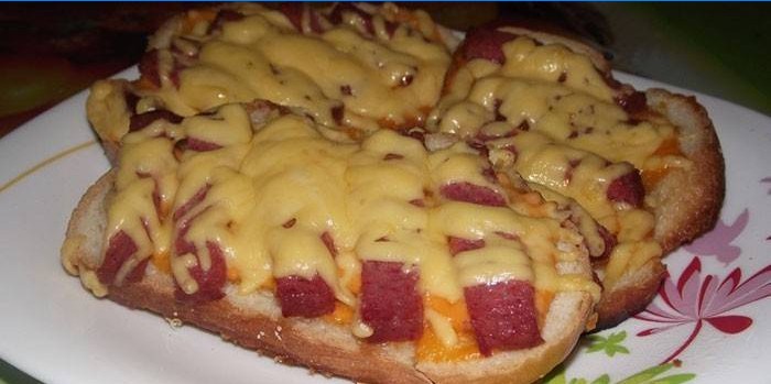 Sandwich-uri coapte cu mezeluri și brânză
