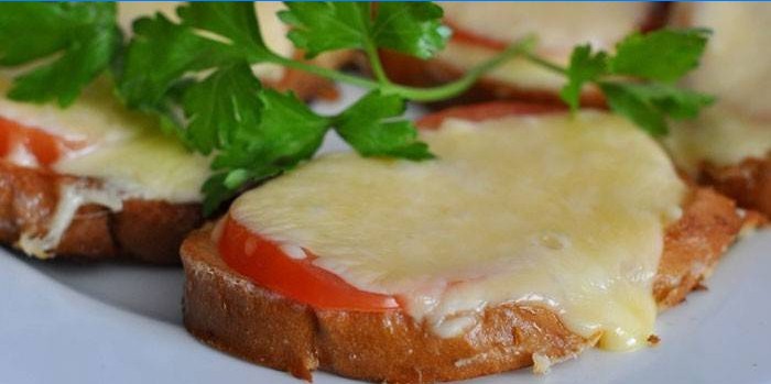 Sandvișuri cu brânză și roșii