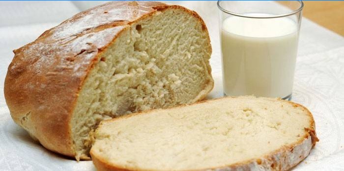 Pâine de casă și un pahar cu lapte