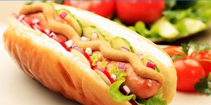 Hot dog cu muștar și legume
