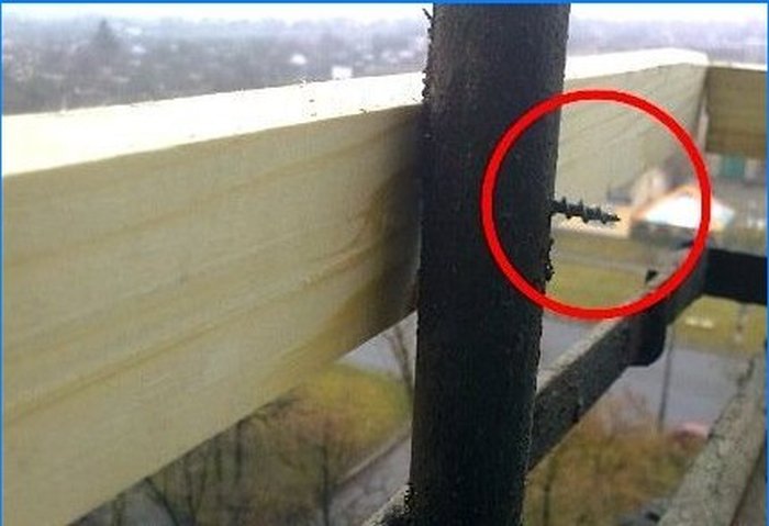 Învelișul balconului cu placă ondulată cu rama balconului instalat