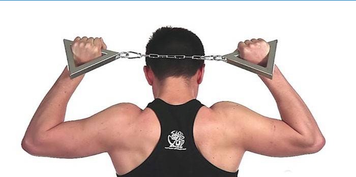 Omul efectuează exerciții izometrice pentru mușchii spatelui