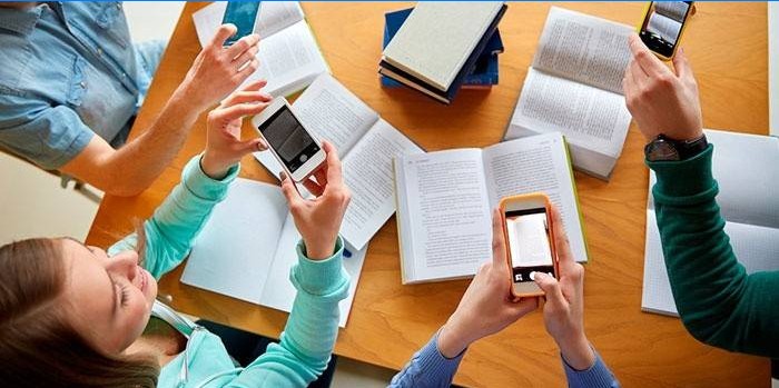 Studenți cu cărți și telefoane.